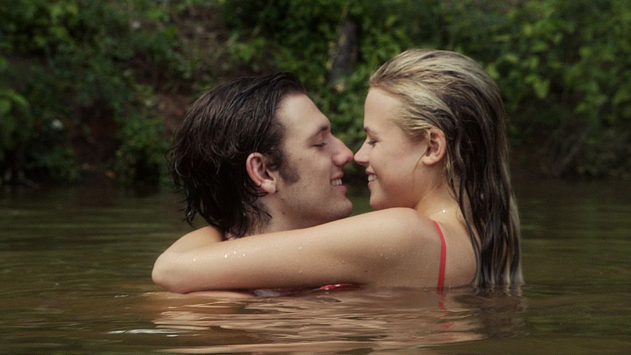 Gabriella Wilde y Alex Pettyfer en 'Más allá del amor'