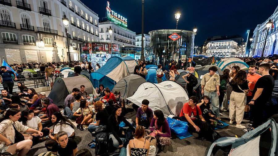 Desenes de persones acampades a la Puerta del Sol de Madrid.