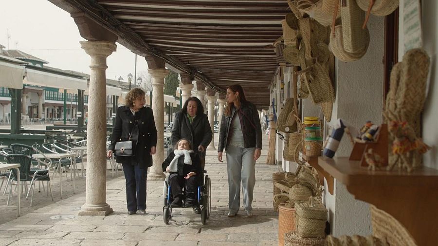 Elena y Ángela paseando con sus madres por la plaza de Almagro