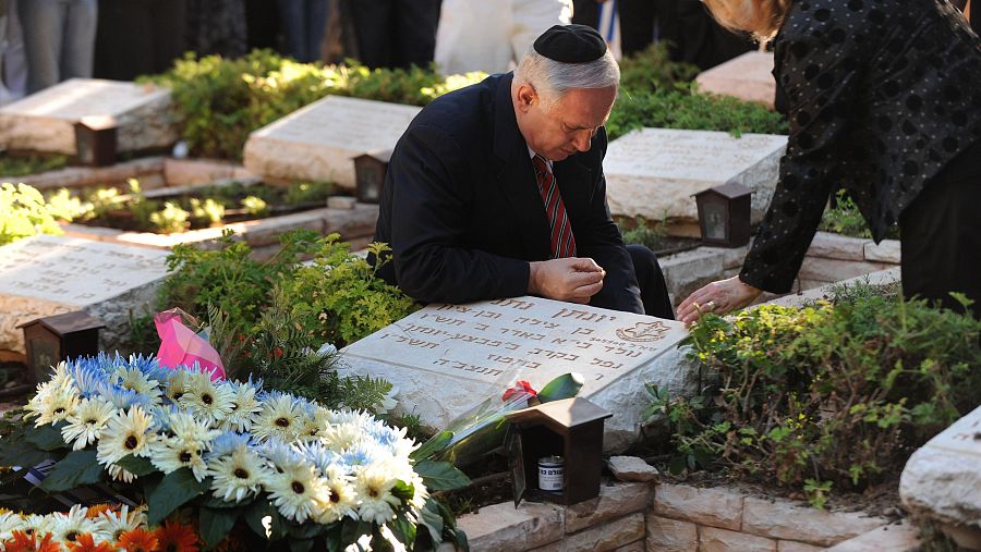 Netanyahu junto a la tumba de su hermano Jonathan