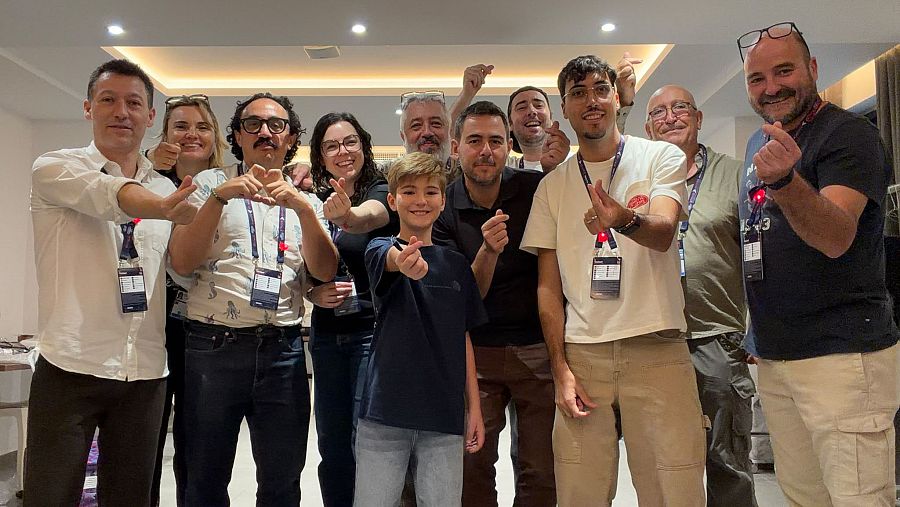 Lucas con la delegación española tras su último ensayo antes de pisar el escenario de Eurovisión Junior