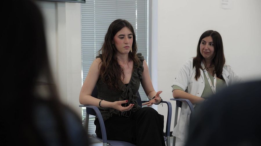 María López, acompanyada de la psicóloga Meritxell Antón, explica com va superar l'anorèxia
