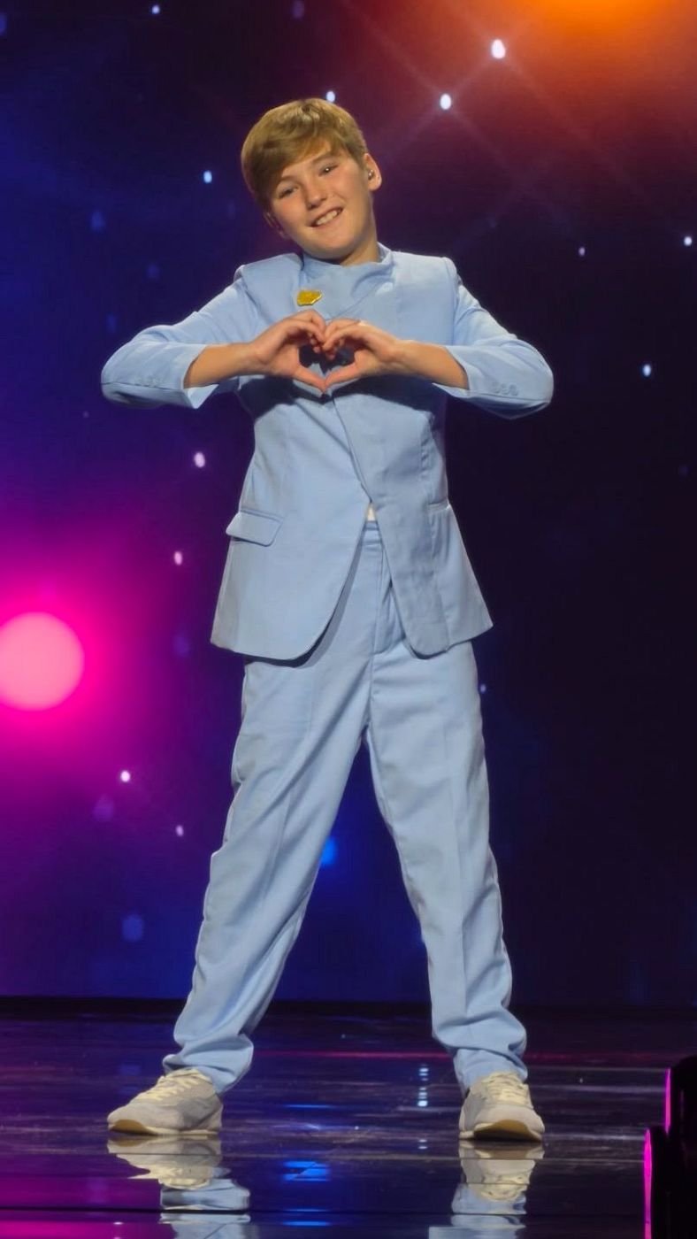 Lucas Paulano con el traje de color azul