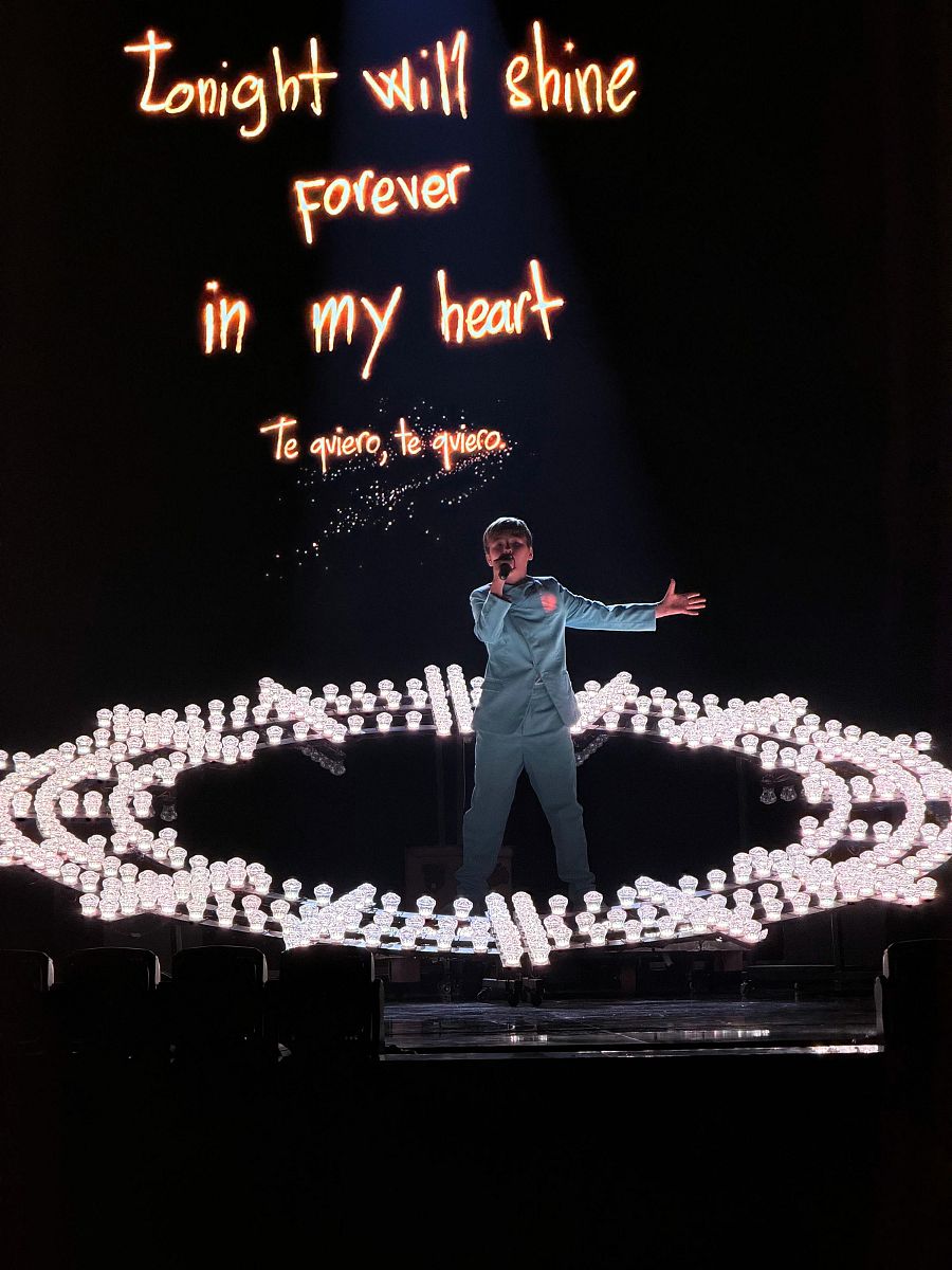 Lucas Paulano al final de su actuación en Eurovisión Junior 2026