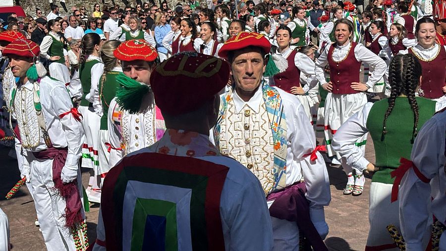 Una multitud en el Día de los Bolantes en Luzaide.