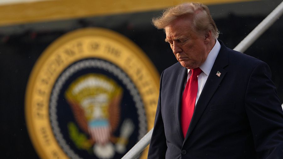 El presidente de Estados Unidos, Donald Trump, llega a bordo del Air Force One al Aeropuerto Internacional Presidente Donald J. Trump, en West Palm Beach, Florida.