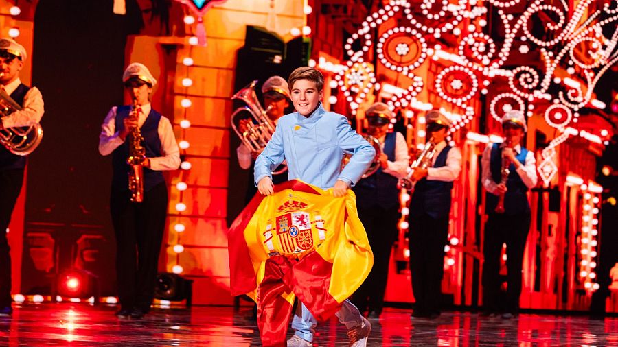 Lucas en el desfile de banderas de Eurovisión Junior 2026