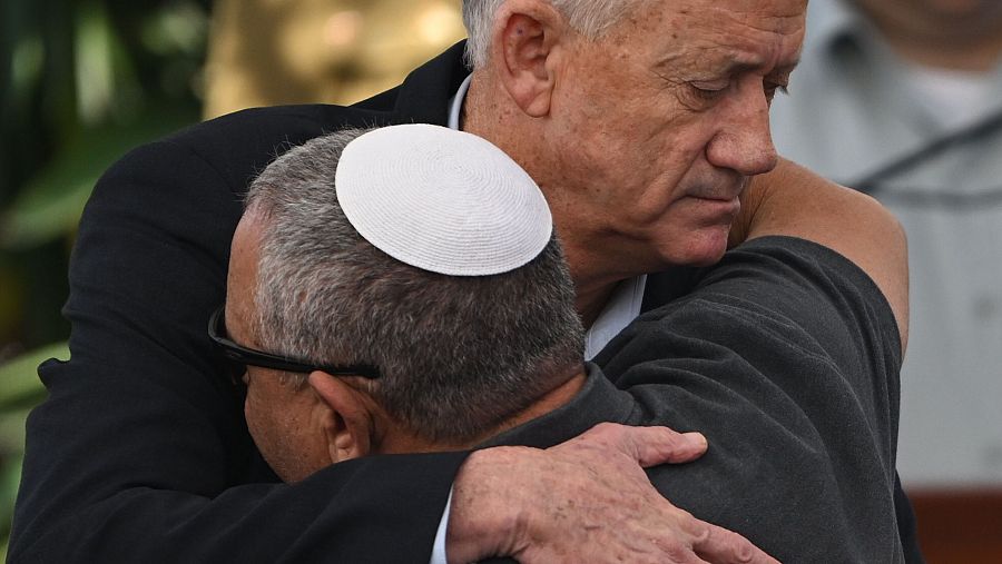 Benny Gantz, exministro de Defensa e integrante del gobierno de emergencia, consuela al exjefe del ejército Gadi Eisenkot durante el funeral de su hijo en el cementerio de Herzliya, el 8 de diciembre de 2023