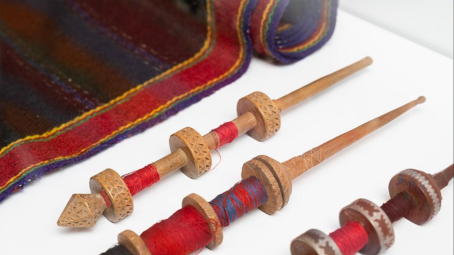Utensilios típicos para tejer 'scoarte'