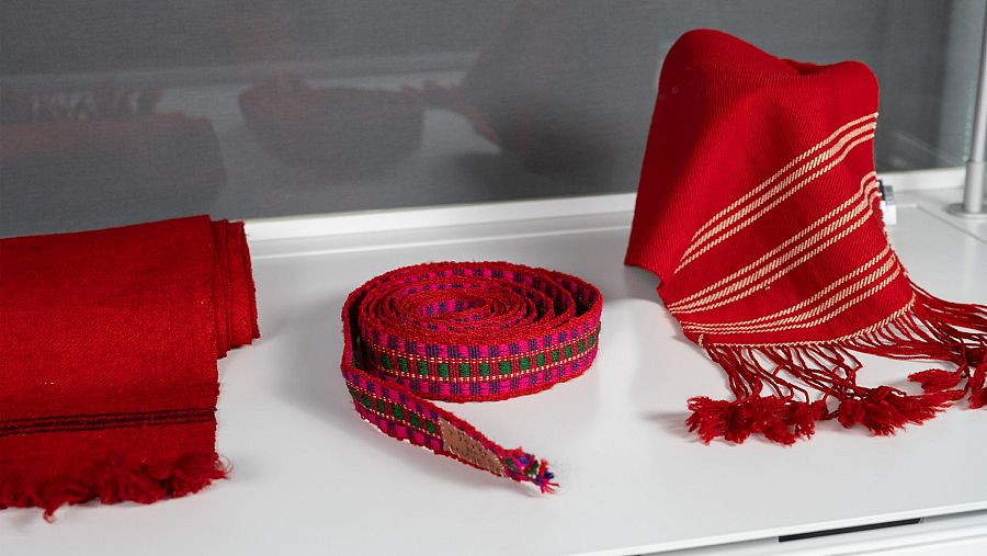 Una vitrina de la exposición 'Rojo: La energía de los tapices tradicionales de Rumanía'