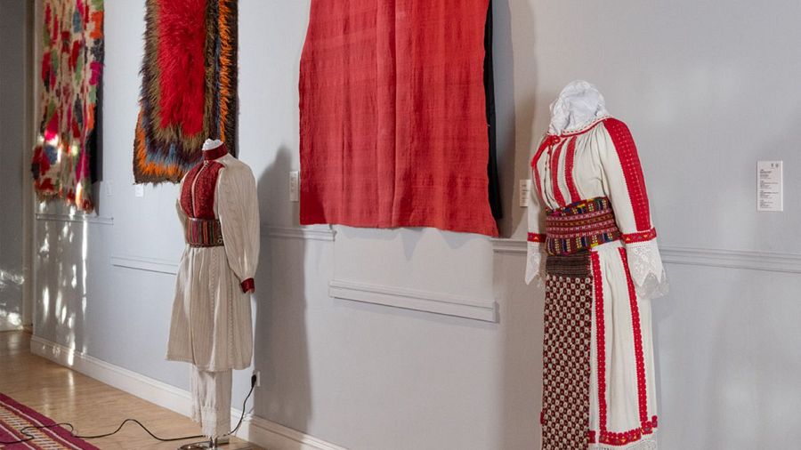 Indumentaria tradicional rumana con blusa, fajín y delantal