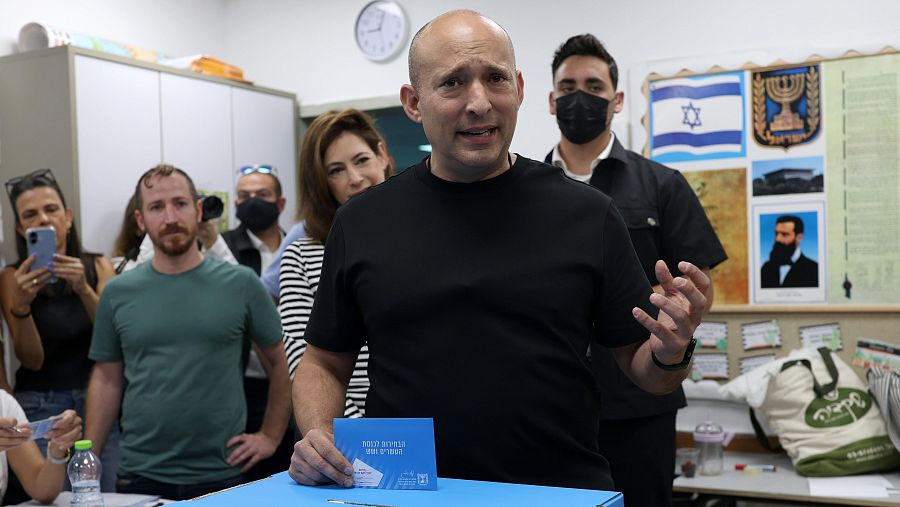 El ex primer ministro israelí y candidato a la Knéset, Naftali Bennett, y líder del partido Beyachad, emite su voto para las elecciones a la 26ª Knesset (legislativa) en su ciudad natal de Raanana