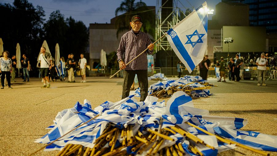 Antes de votar, familiares y amigos de los rehenes asesinados en octubre de 2023, han rendido homenaje a los fallecidos a la misma hora del comienzo del ataque de Hamás