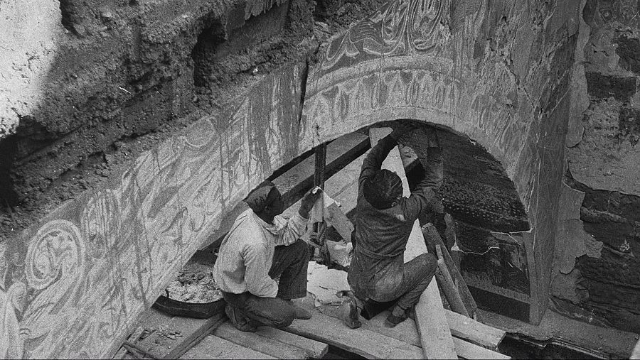 Antes de finalizar 1936, esos frescos son arrancados por la técnica del strappo y se llevan a Barcelona