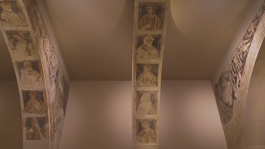 Las figuras de jóvenes y viejos “están caracterizadas con sus rasgos, son los antepasados de Cristo”