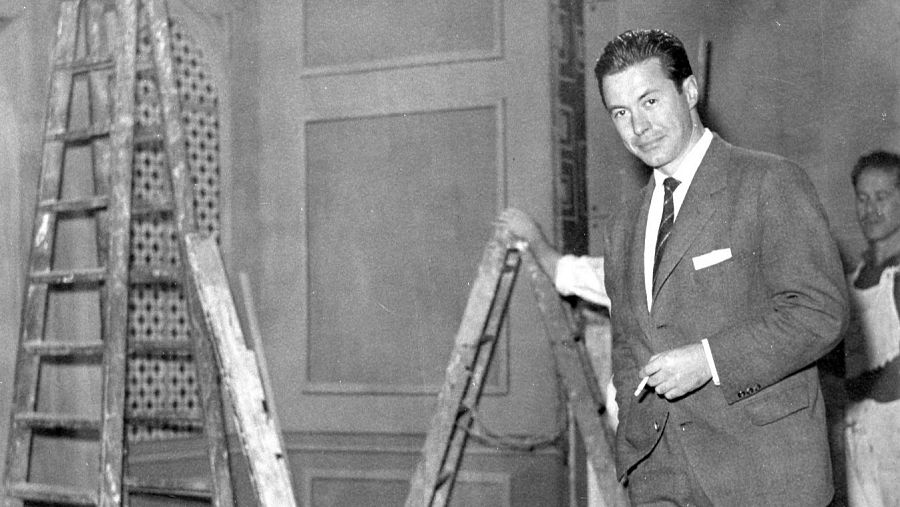 Eduardo Sancho, periodista de TVE, en un decorado de los estudios del Paseo de la Habana