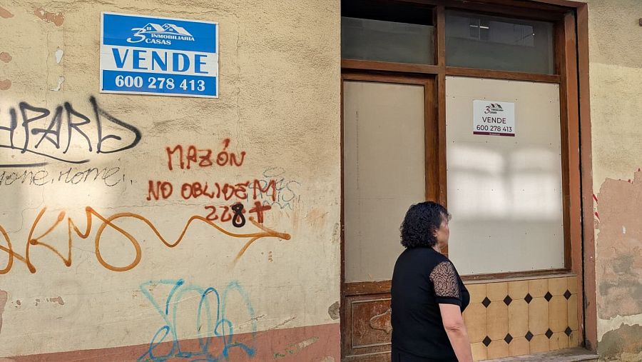 Pintadas contra el expresidente valenciano Carlos Mazón en la avenida Gómez Ferrer de Alfafar