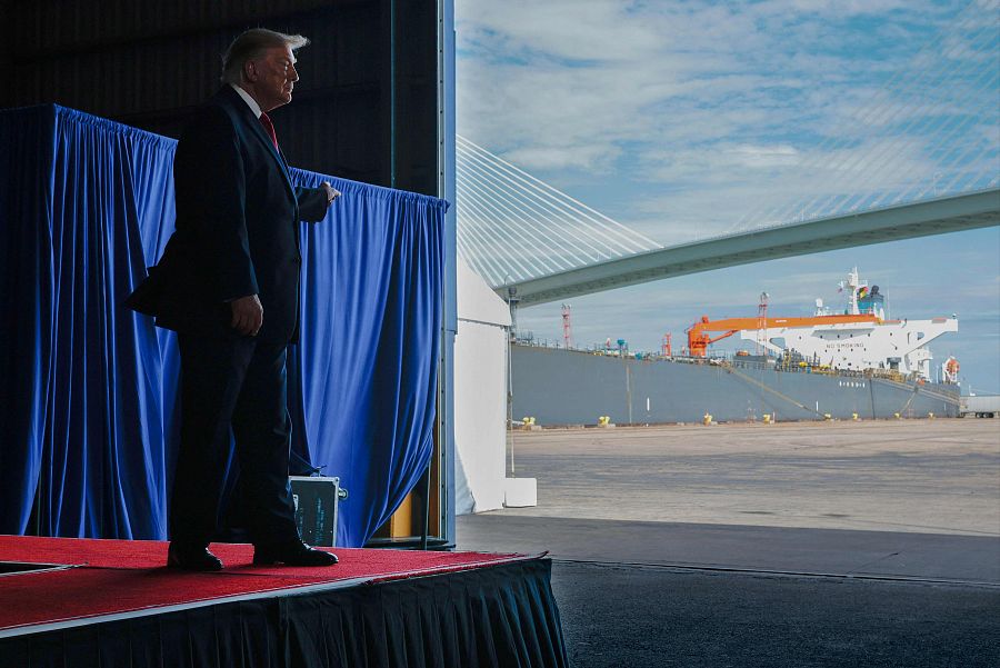 Donald Trump señala un buque petrolero que transporta 500.000 barriles de petróleo venezolano, durante un mitin de campaña en el puerto de Corpus Christi