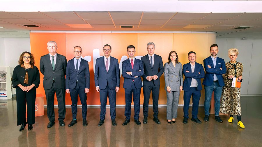 Fotografia de família amb el president Illa i la direcció de RTVE