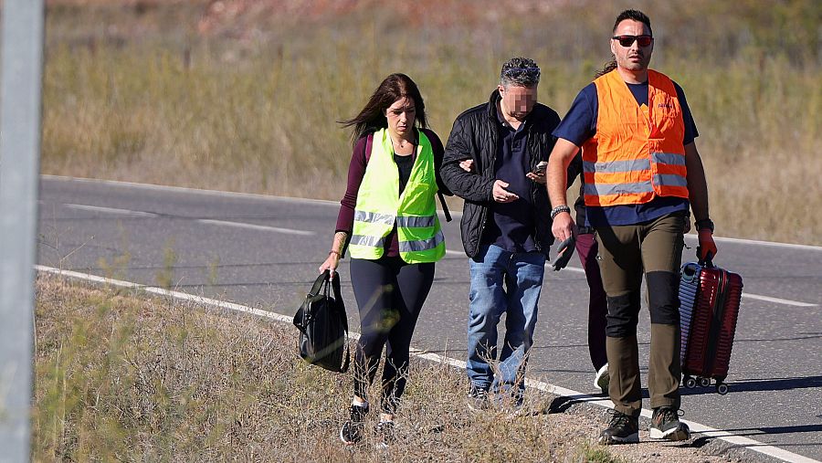 Pasajeros de los trenes siniestrados abandonan caminando la zona