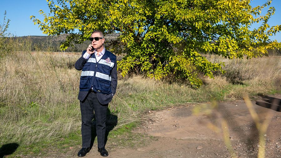 El presidente de Castilla-La Mancha, Emiliano García Page, trabaja sobre el terreno