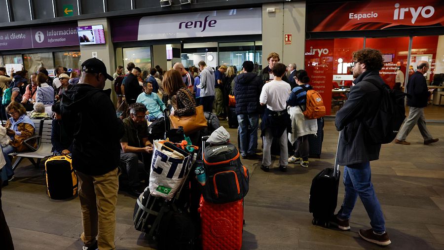 Viajeros esperan en la estación sevillana de Santa Justa