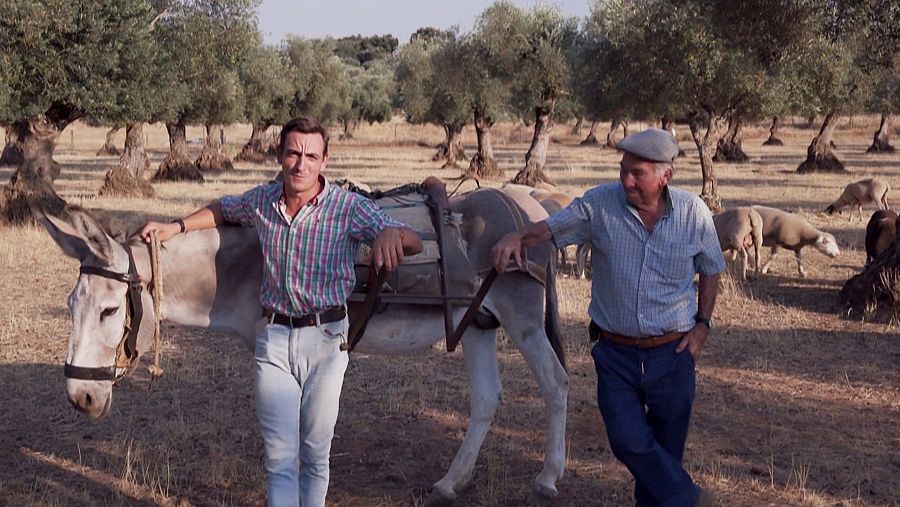 Raúl Vita i el seu avi Gregorio posen amb el seu ruc a la devesa extremenya