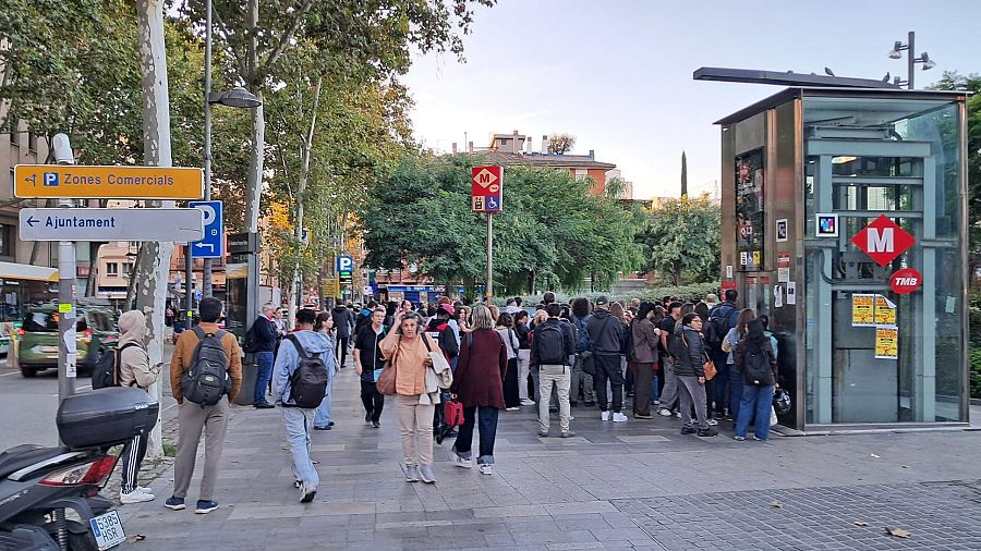 Aglomeracions d'usuaris de la L2 del metro a l'exterior de l'estació de Pompeu Fabra per la regulació d'entrada dels passatgers