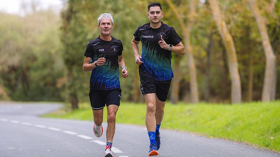 El atleta Martín Fiz junto a su hijo Álex, con el que va a correr en su despedida.