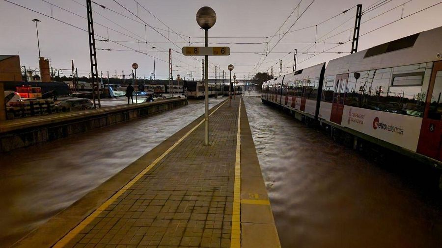 Vías anegadas en la estación de Vàlencia Sud en la tarde del 29O
