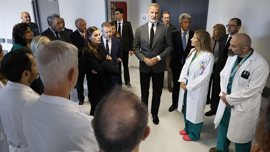 Los reyes hablan con profesionales sanitarios del Hospital Universitario de Toledo.