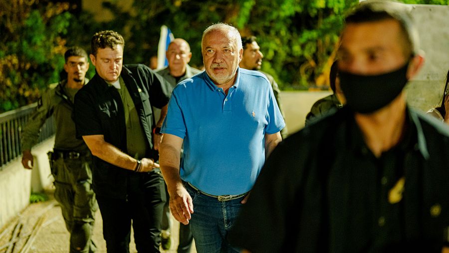 El líder del partido Yisrael Beytenu, Avigdor Liberman, llega rodeado de personal de seguridad durante una manifestación en la "Plaza de los Rehenes" de Tel Aviv
