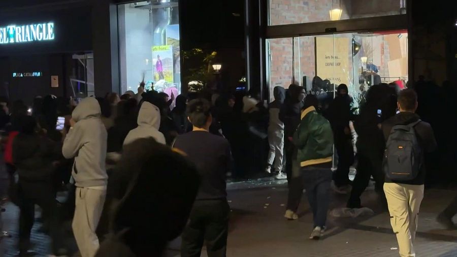 Imatge d'un dels saquejos a una botiga del centre de Barcelona el passat 24 d'octubre