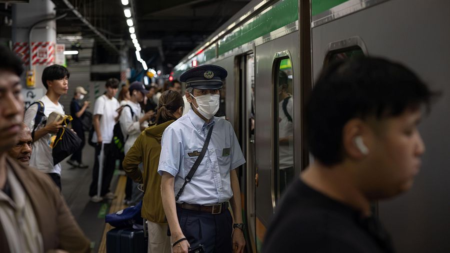 Un interventor en la línea ferroviaria de Tokio