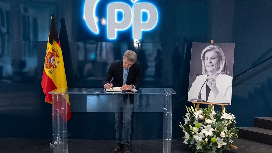 El líder del PP firma el libro de condolencias para rendir homenaje a Fátima Báñez.