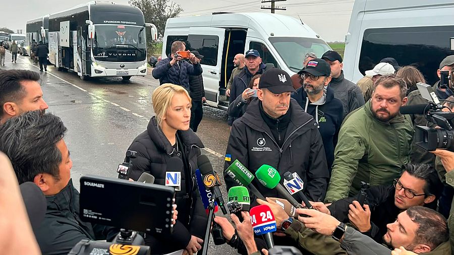 El Defensor del Pueblo ucraniano, Dmytro Lubinets y la comisionada rusa para Derechos Humanos, Yana Lantratova, hablan a la prensa en Oleshky