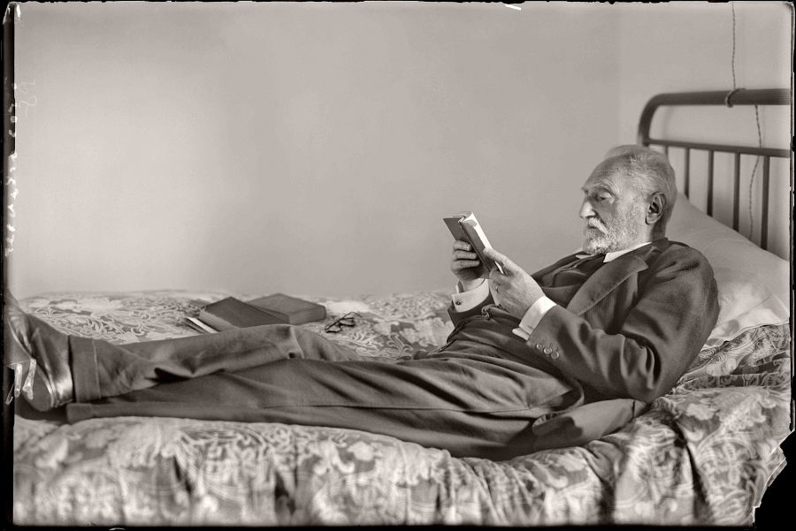 Miguel de Unamuno leyendo en su casa de la calle de Bordadores. Salamanca, 1925