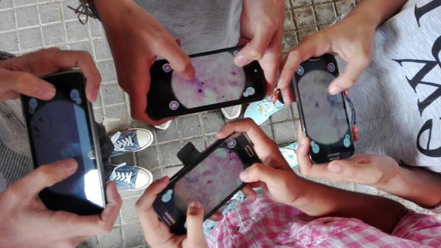 Móviles de escolares pertenecientes a un "escuadrón" que jugó a MalariaSpot durante la 'Operación Mosquito Púrpura'