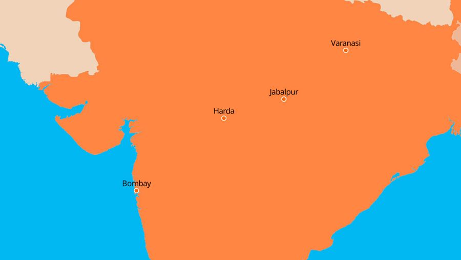 El primer tren cubría la ruta  Bombay-Varanasi mientras que el segundo se dirigía desde Jabalpur a la ciudad portuaria.