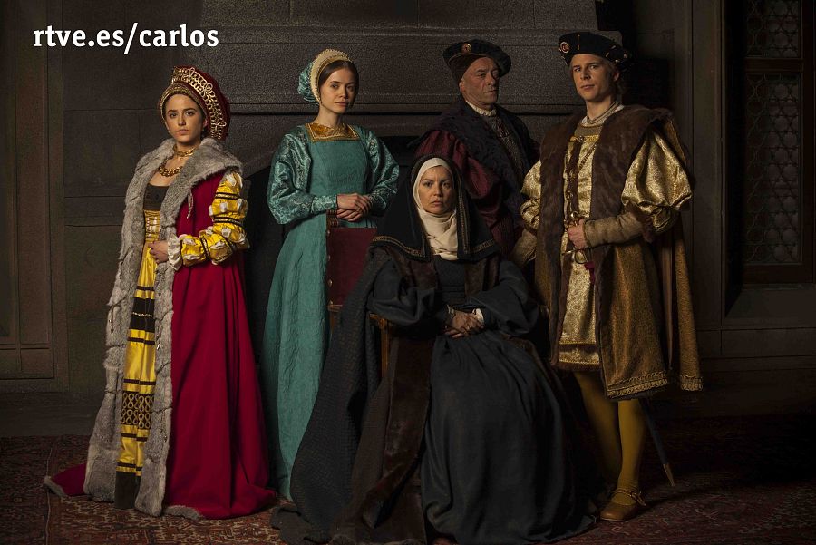 En la foto posan de izquierda a derecha: Marina Salas (interpreta a Leonor de Austria), Melida Molina (infanta Catalina), Laia Marull (sentada, Juana la Loca), Helio Pedregal (Señor de Chievres) y Álvaro Cervantes (Carlos de Habsburgo).