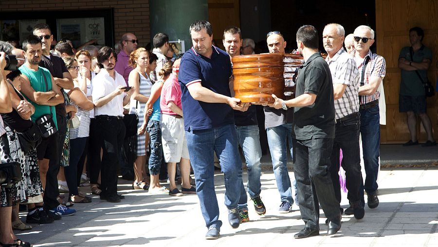 Centenares de personas asisten a los funerales de las dos chicas asesinadas en Cuenca