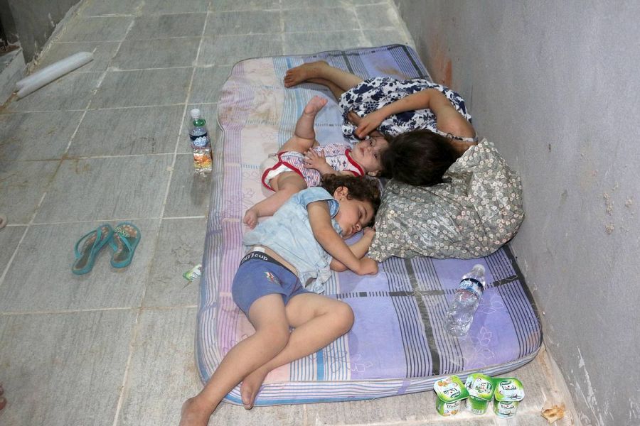 Los migrantes que han sobrevivido al naufragio en Zauara, entre ellos niños, descansan en un centro de detención.