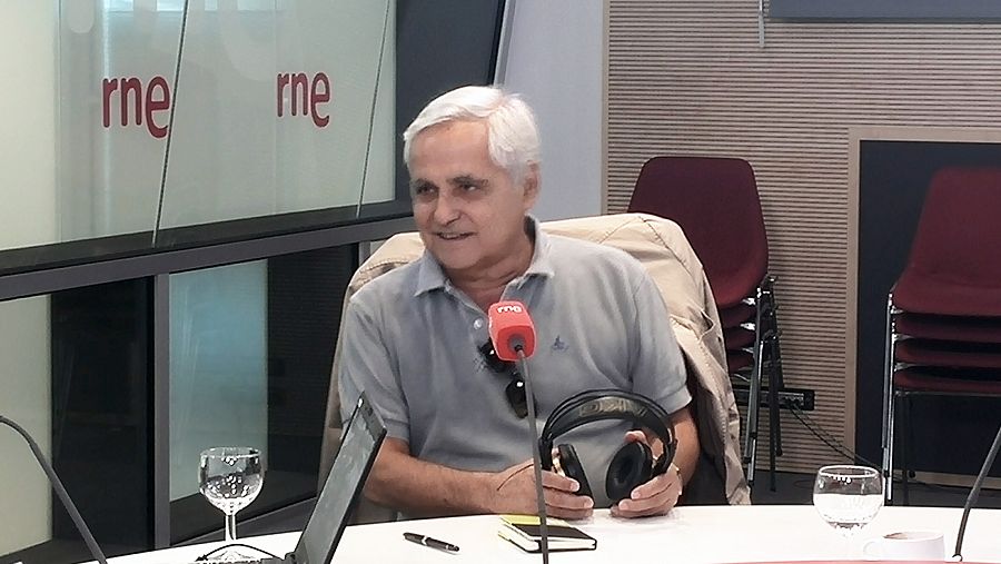 Juan Cruz presenta 'El niño descalzo' en 'Las mañanas de RNE'