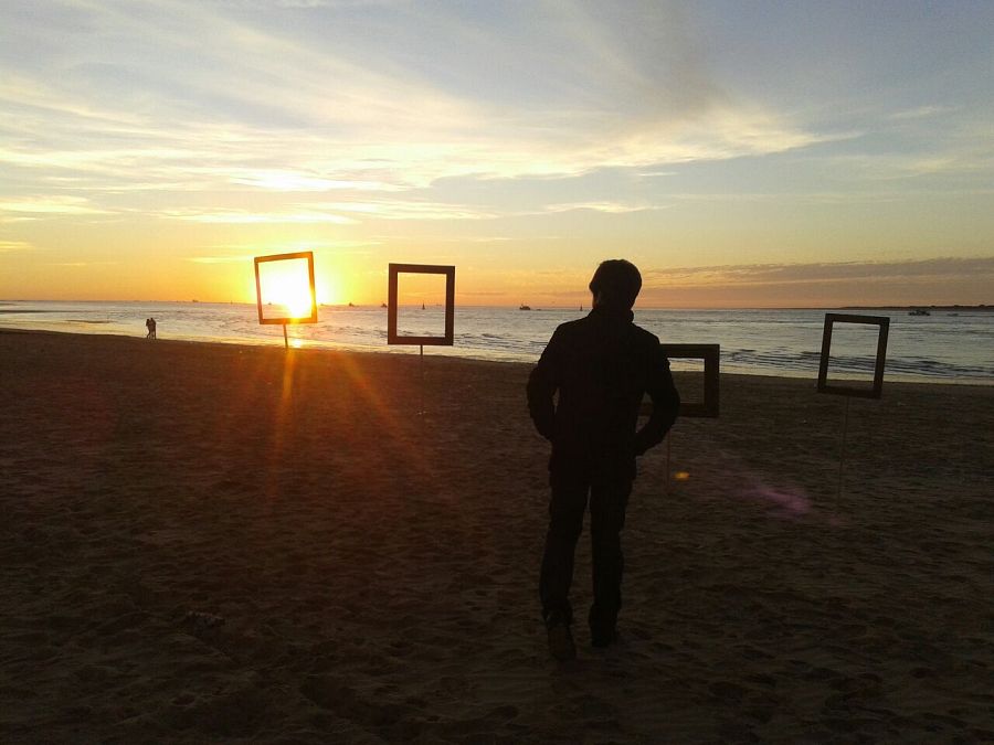 Descubrimos a esta artista sevillana en la playa de Bajoguía en Sanlúcar de Barrameda