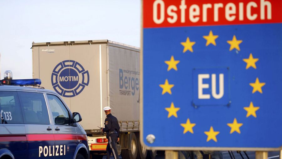 Un policía austríaco controla camiones en la frontera con Hungría en Nickelsdorf. REUTERS/Leonhard Foeger