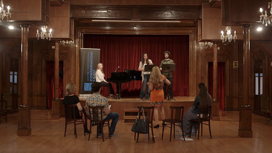 Hemos convocado a varios estudiantes de canto del Conservatorio del Liceo de Barcelona para que realicen un casting