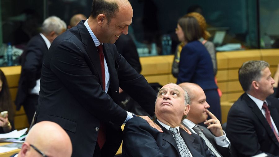 El ministro del Interior de Italia, Angelino Alfano, saluda a su homólogo español, Jorge Fernández Diaz, este martes en Bruselas.