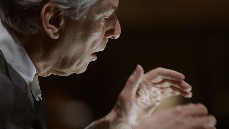 Con el director de orquesta Hartmut Haenchen hacemos un divertido experimento