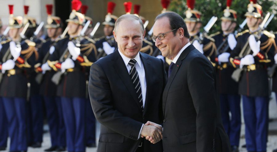El presidente francés François Hollande estrecha la mano de su homólogo Vladimir Putin este martes en el Elíseo
