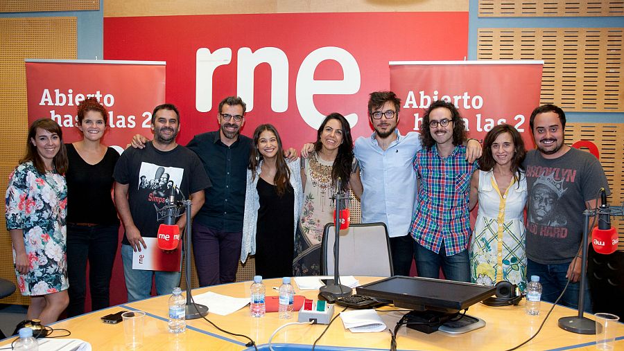 Todo el equipo de 'Abierto hasta las 2', con su artista invitada
